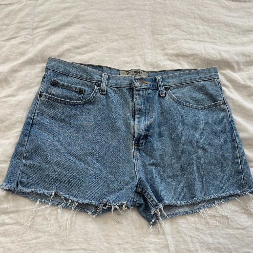 Wrangler Women's Frayed Hem Blue Jean Shorts Sz 33